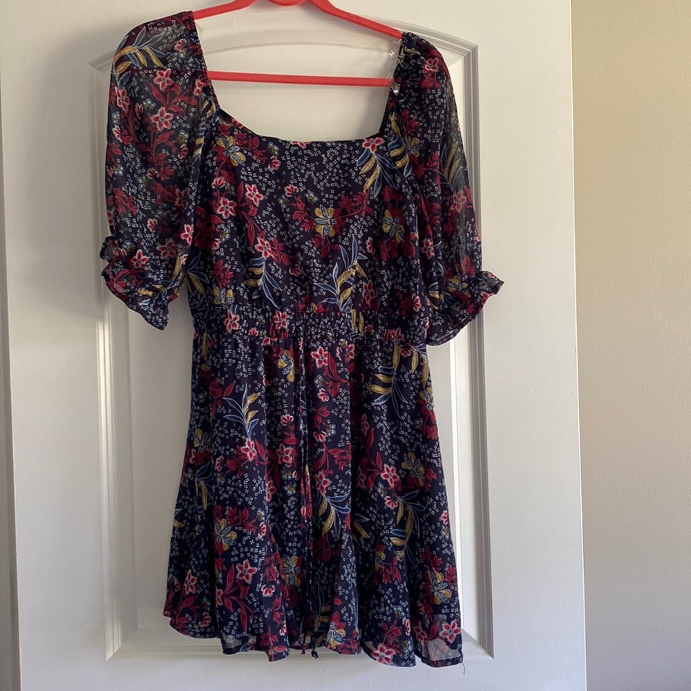 Flowy floral dress with sheer short sleeves NEW W/TAGS!!!🔥🔥🔥